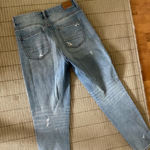 American eagle high waisted mom jean with holes at the knees - Picture 5 of 7